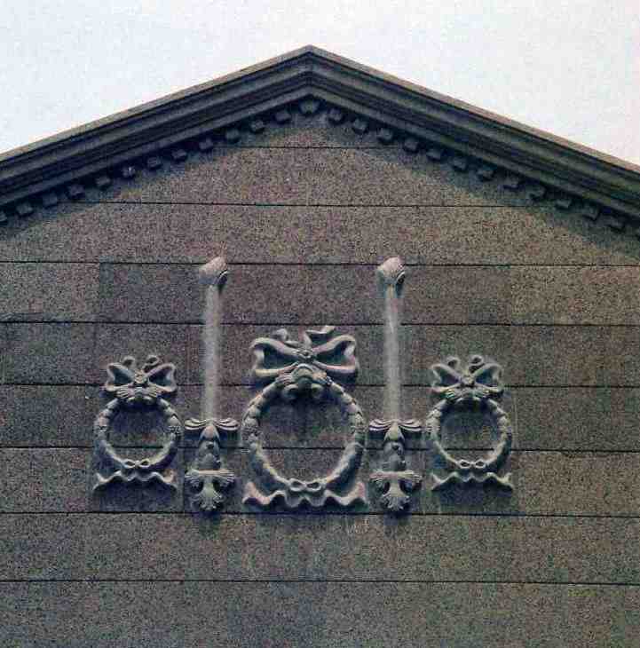 Exquisite floral ornaments on the gable wall