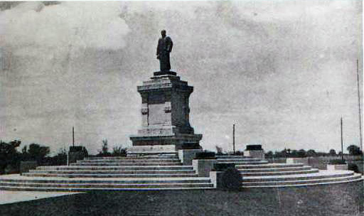 Statue of Sun Yat-sen in the Municipal Plaza
