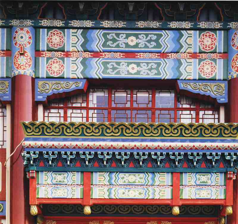 Various Chinese decorative motifs above the door and at the eaves, including the use of colors that are better than those used in imperial palaces