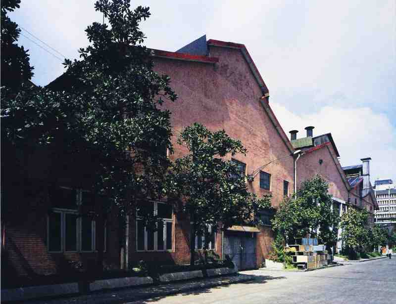 Looking at this multi-span continuous steel structure factory building from the gable wall, one can imagine how powerful it was back then. After all, it was the largest soap company in the Far East