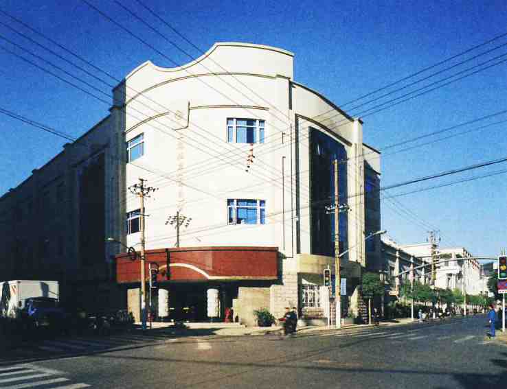 In April 1952, the factory was transferred to the Shanghai Tobacco Company at a discounted price by the British and American sides, and was renamed Shanghai Cigarette Factory in 1955, which is currently the only cigarette factory in Shanghai