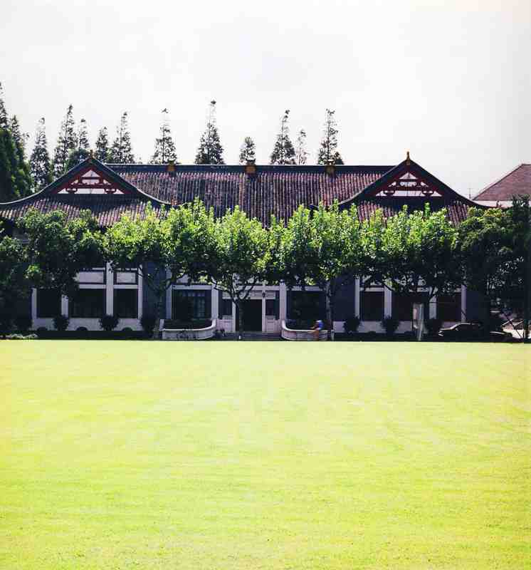 The Museum of Fudan History is an early two-story building located in the elegant environment of the west campus near the Grand Lawn