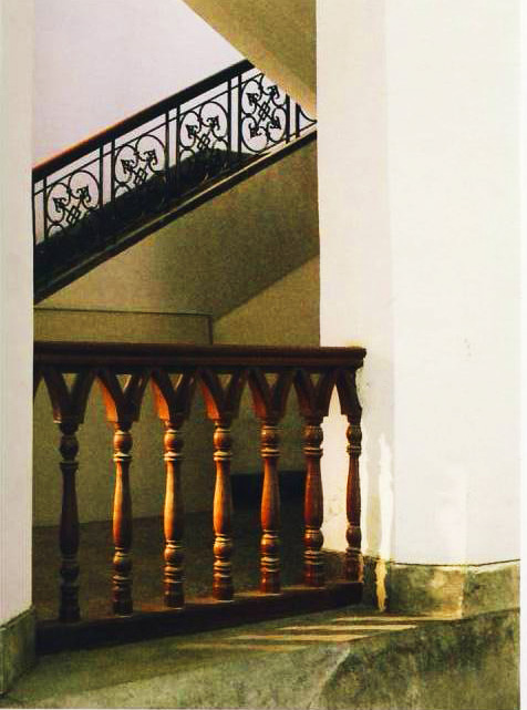 The façade ornamentation, the looped design of the inner corridor and the pattern of the cast iron staircase are similar, reminiscent of the style of the Artists' Apartments in Kensington, London designed by Norman Shaw