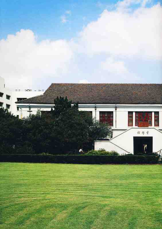 Xianghui Hall (formerly known as Denghui Hall), which can accommodate more than 1,000 people, has simple white walls and a black gable roof to give people a sense of stability