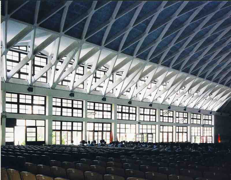 The side design of the auditorium is extremely rhythmic, and the side wall pivots of the inner roof grid frame have a refractive roof window every four meters, which is a brilliant idea to make the auditorium present extraordinary lighting